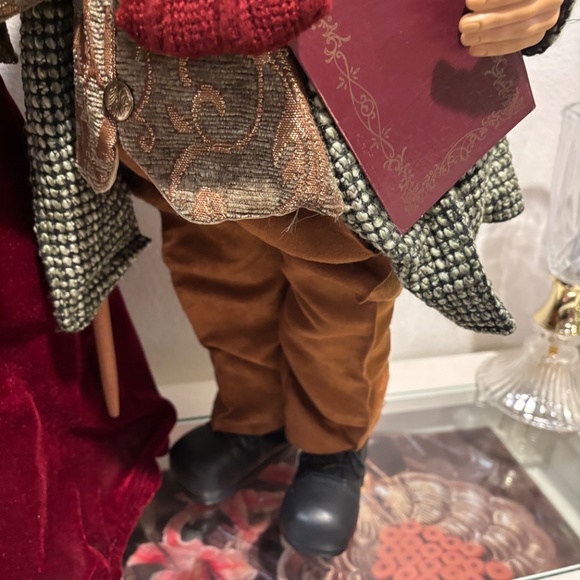 Carolers figurines 4 Christmas real clothing resin. The tallest 28”& 20” Rare - Picture 15 of 16